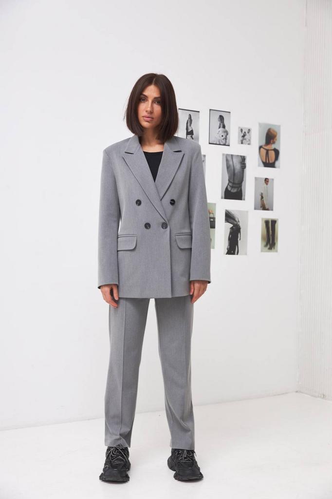 Сірий класичний костюм