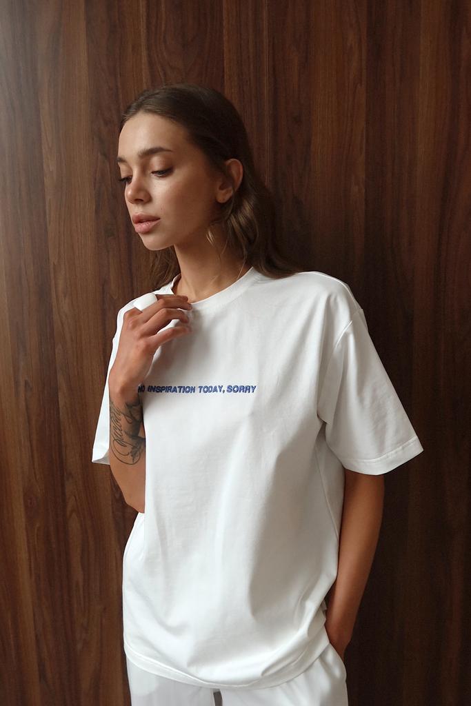 Футболка молочна з синьою вишивкою