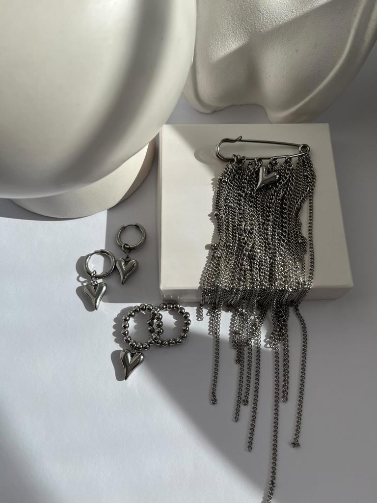 Брошка з ланцюжками і серцем