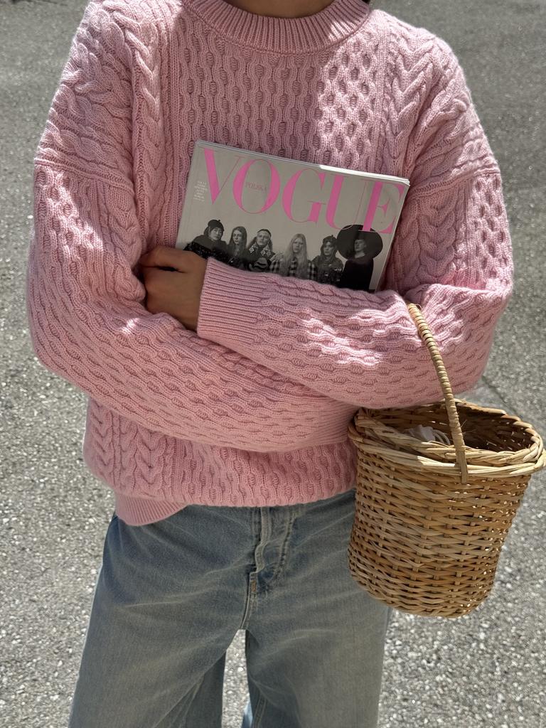 Рожевий светр з косами