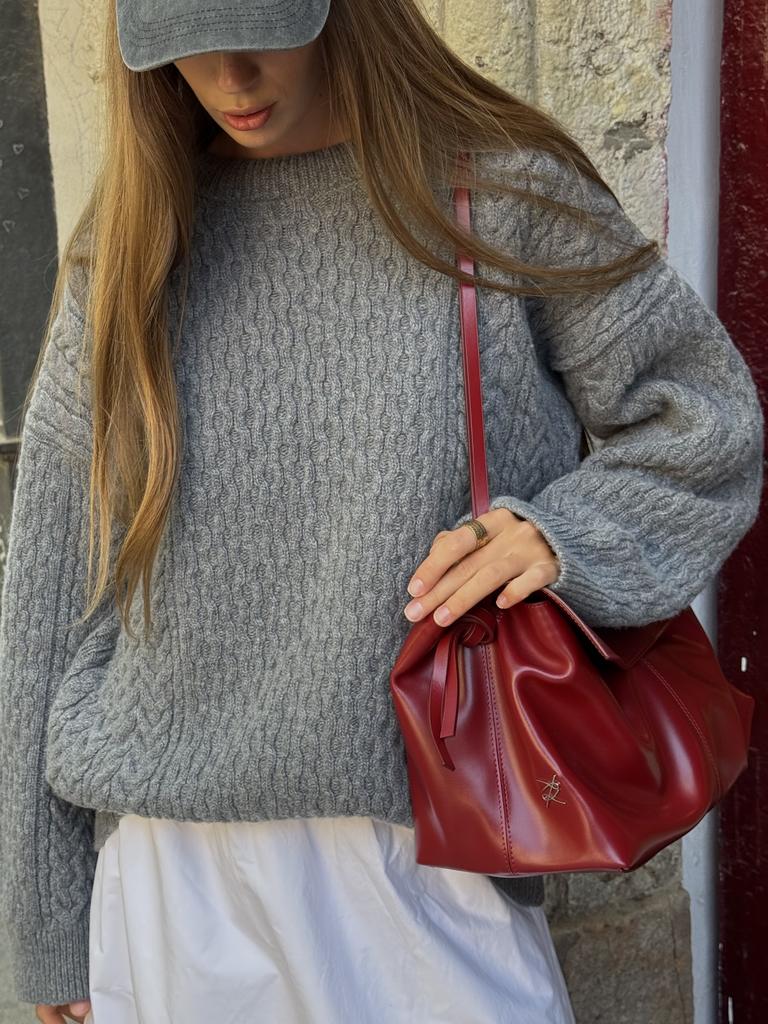 Сірий  светр  із косами