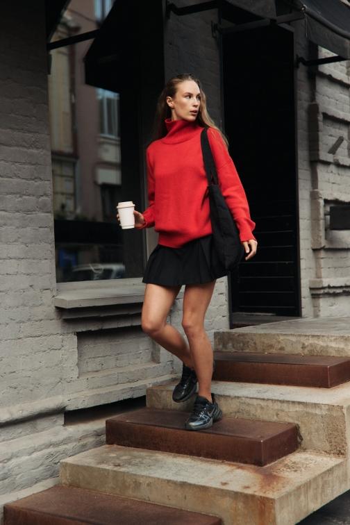 Светр червоний з високою горловиною