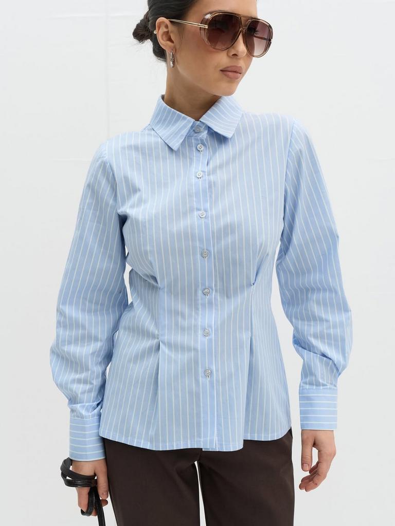 Блакитна сорочка з приталеним силуетом