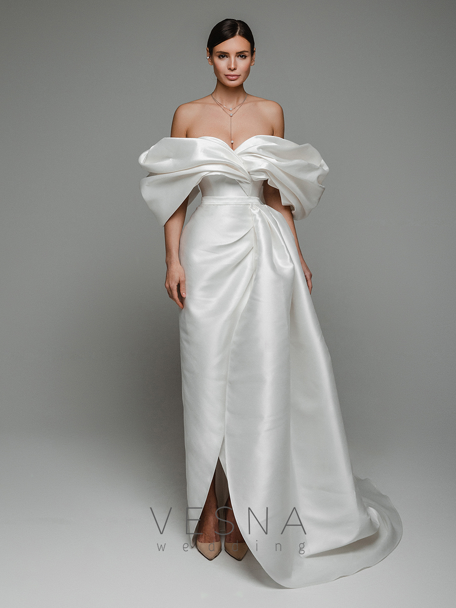 White dress 2025 with tail