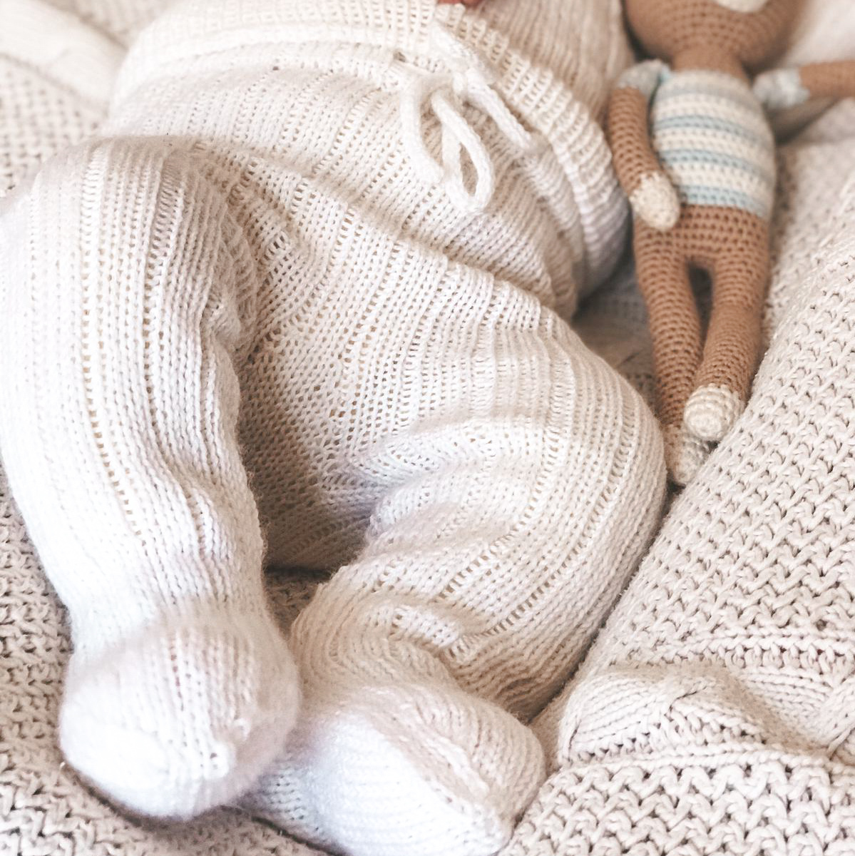 Вязание спицами для новорожденных: шапочка для малыша