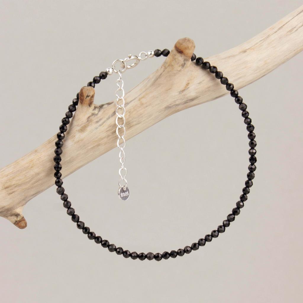 Браслет из черной шпинели с застежкой из серебра