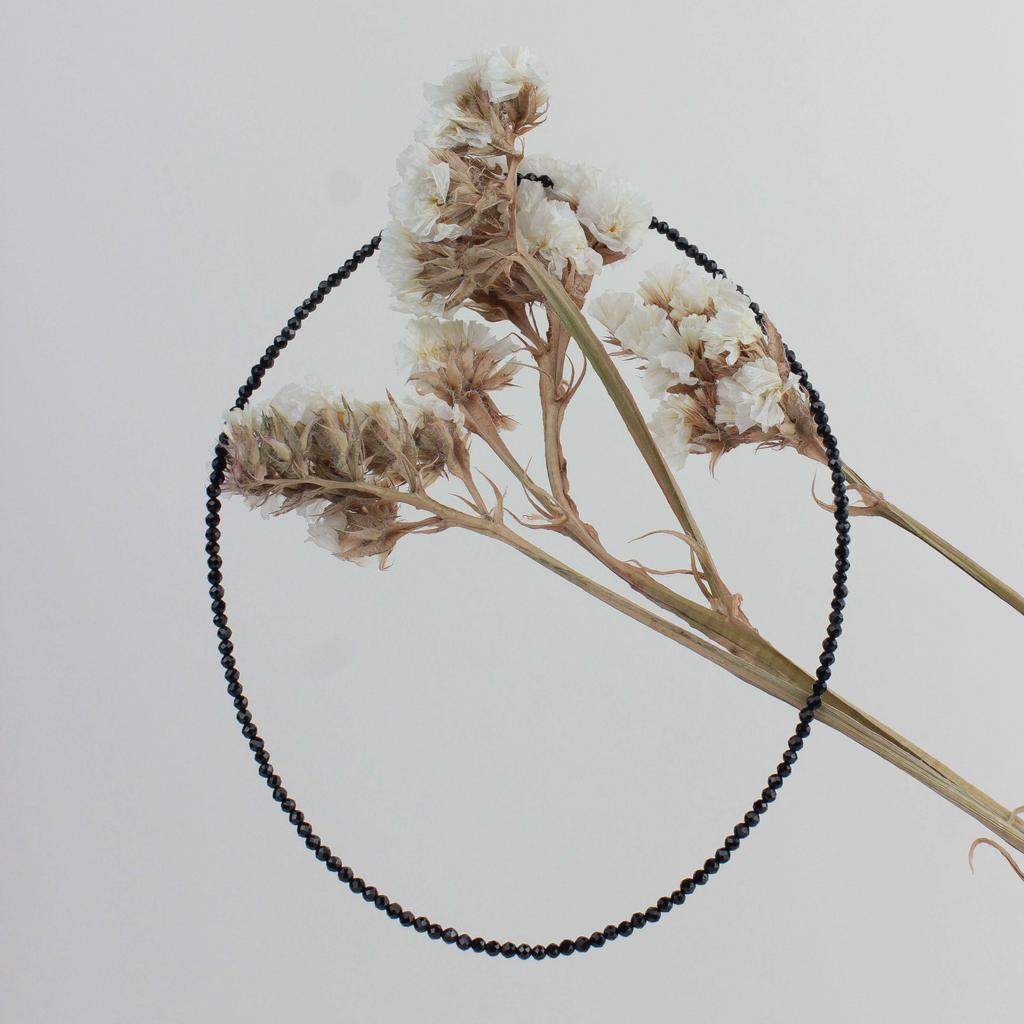 Чокер из черной шпинели с застежкой из серебра