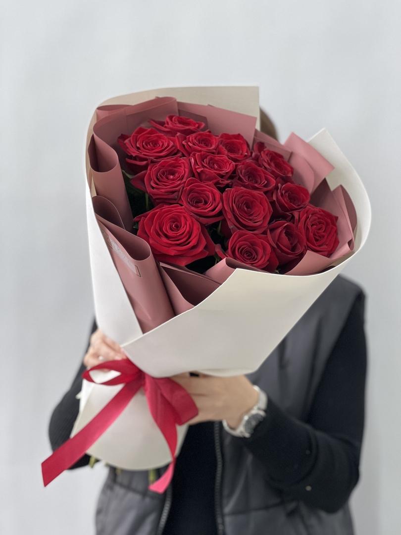 на столе 15 красных