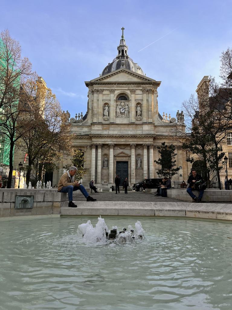 ПОД ТЕНЬЮ ПАНТЕОНА