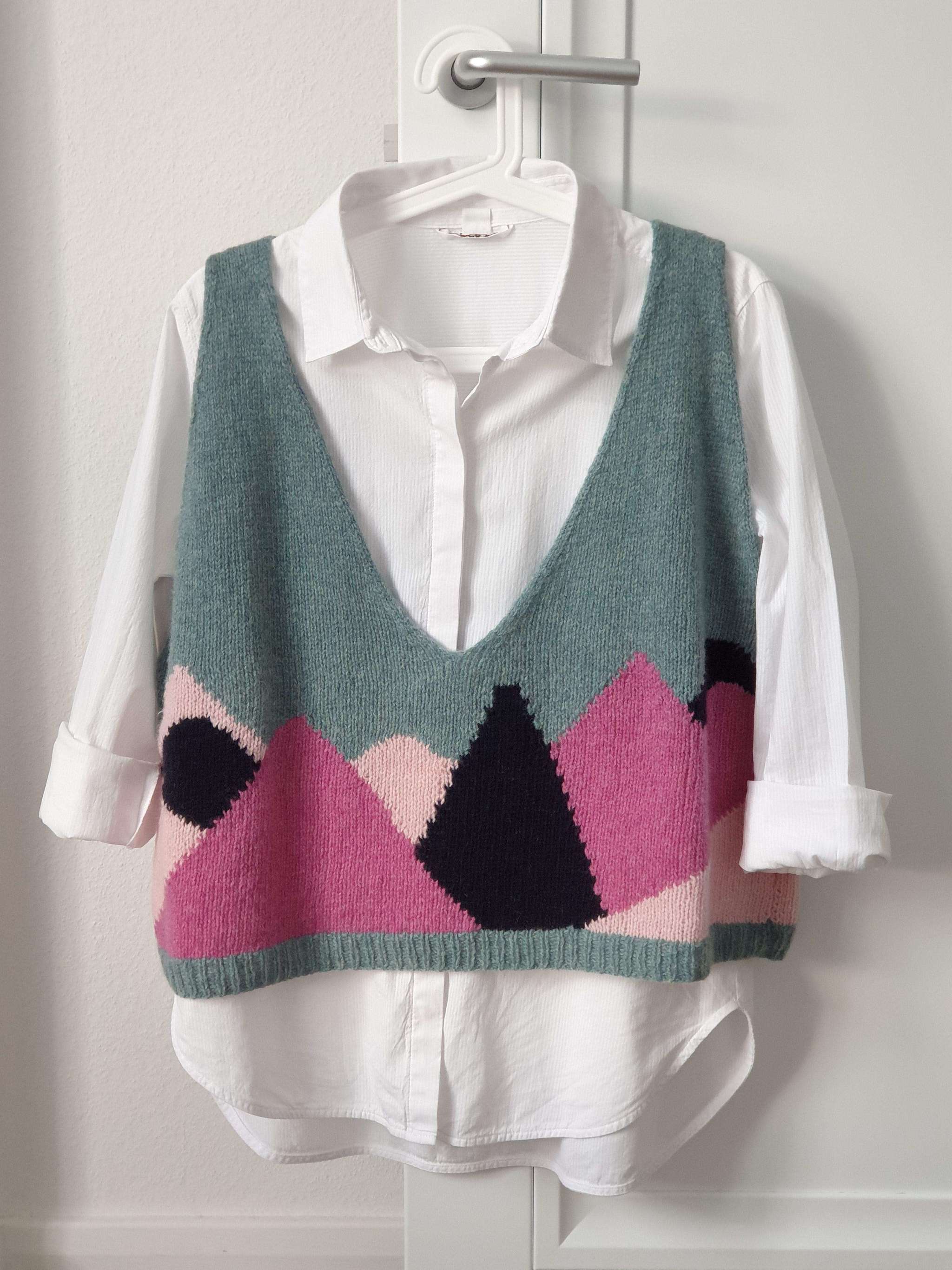 Описание безрукавки MOUNTAINS_VEST english