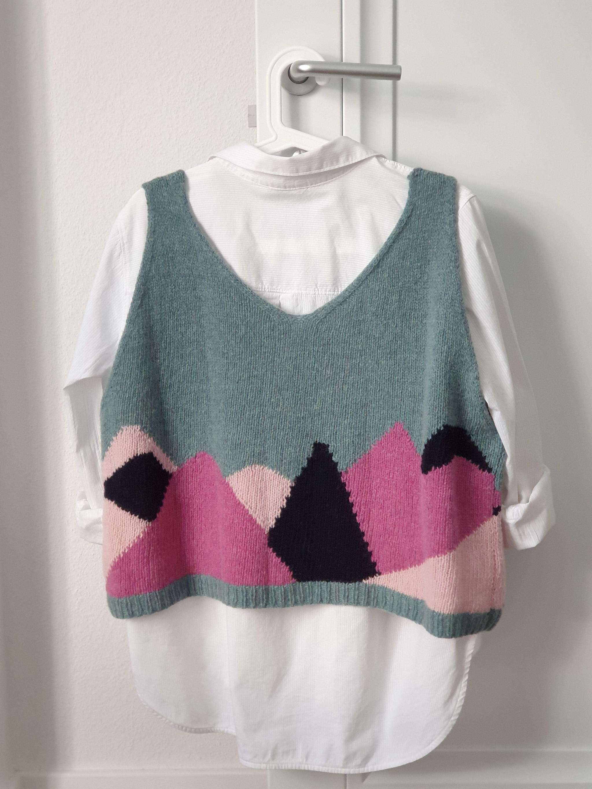 Описание безрукавки MOUNTAINS_VEST english