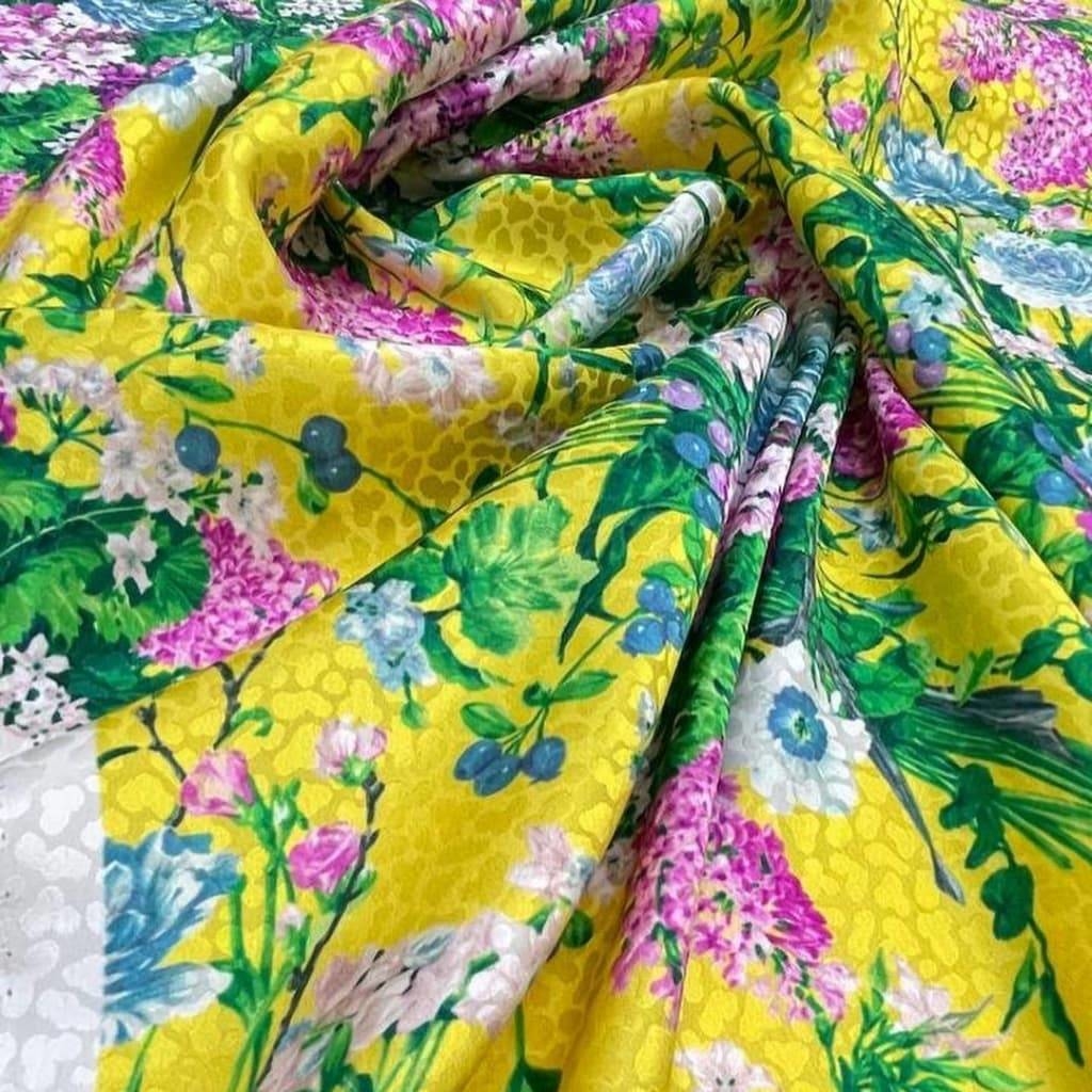 Шелк атласный с жаккардовым плетением Ungar0 фон теплый желтый с цветочным принтом