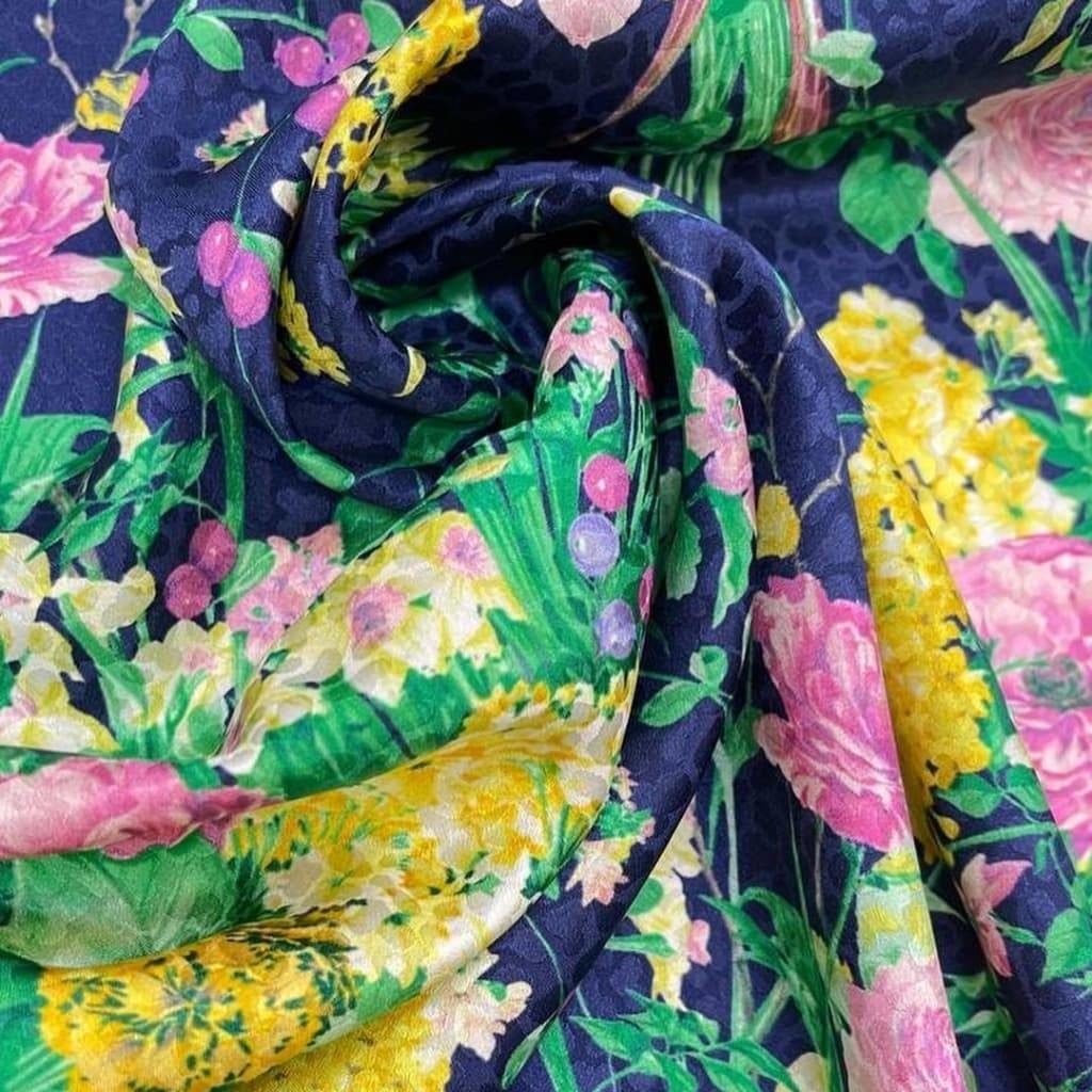 Шелк атласный с жаккардовым плетением Ungar0 фон темно-синий с цветочным принтом