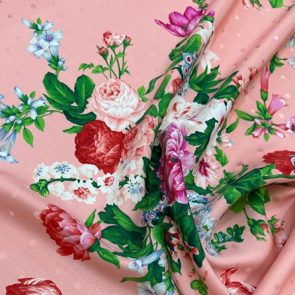 Шелк атласный с жаккардовым плетением Ungar0 фон персиковый с цветочным принтом