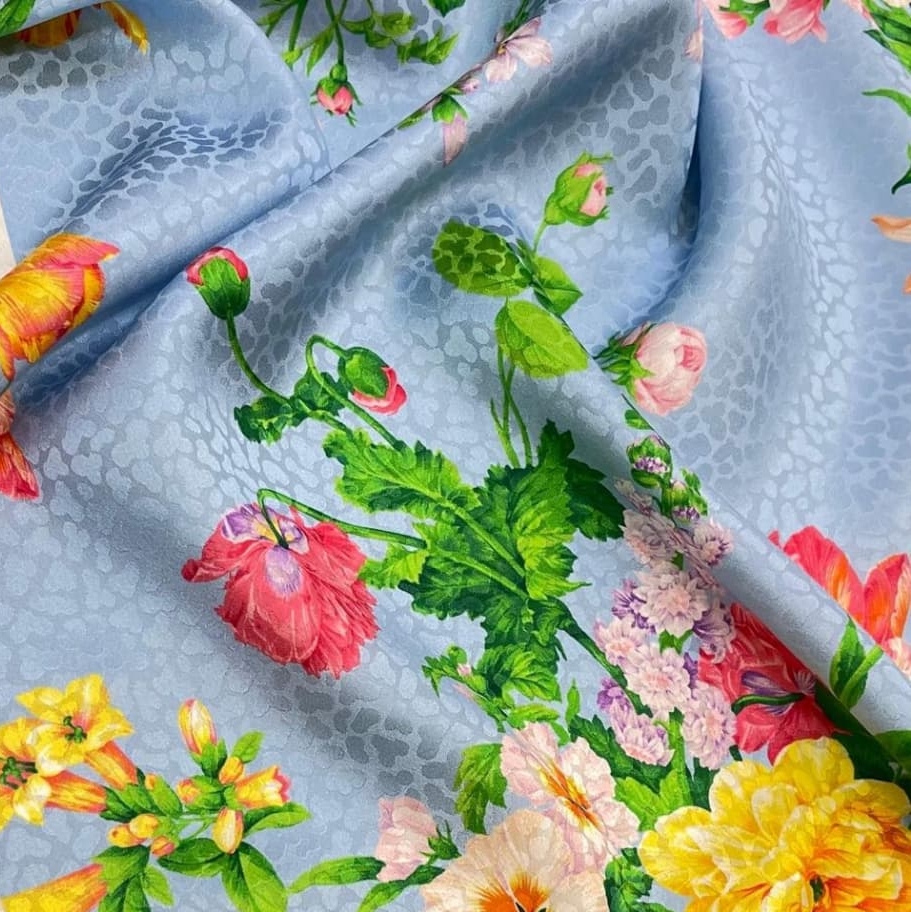 Шелк атласный с жаккардовым плетением Ungar0 фон небесно-голубой с цветочным принтом