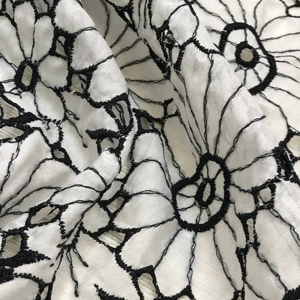 3,19м Эксклюзивное итальянское шитье на батисте основа белая с черной цветочной вышивкой