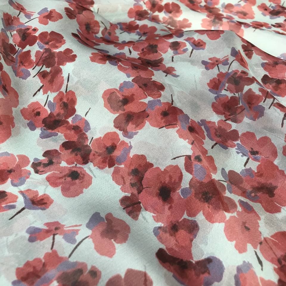 Шелковый шифон Ung@ro фон дымчато-голубой с красным цветочным принтом