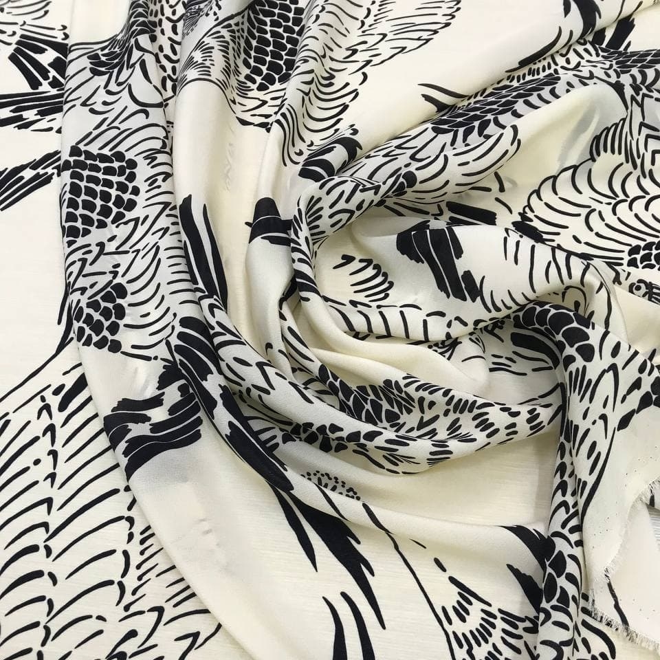 Шелковый крепдешин V@lentino фон кремовый