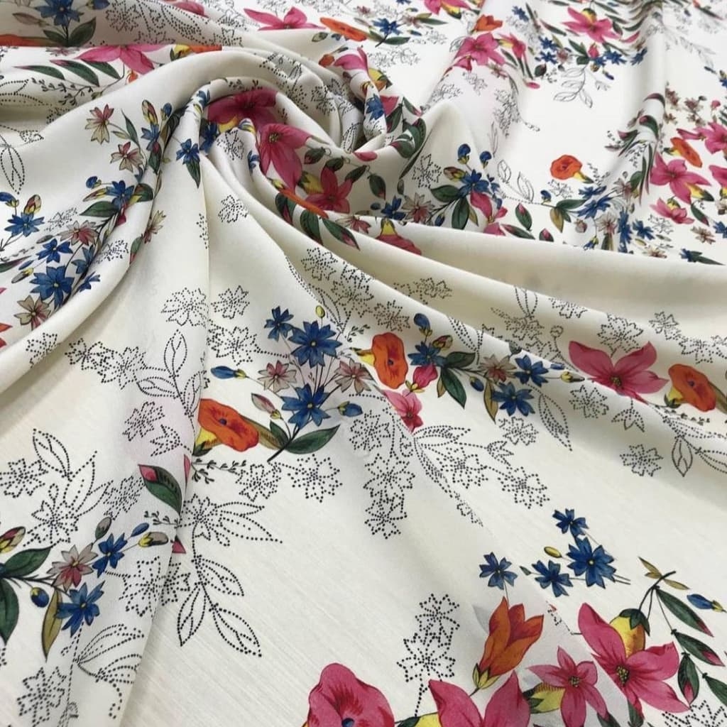 Шелковый крепдешин V@lentino фон молочный с цветочным принтом