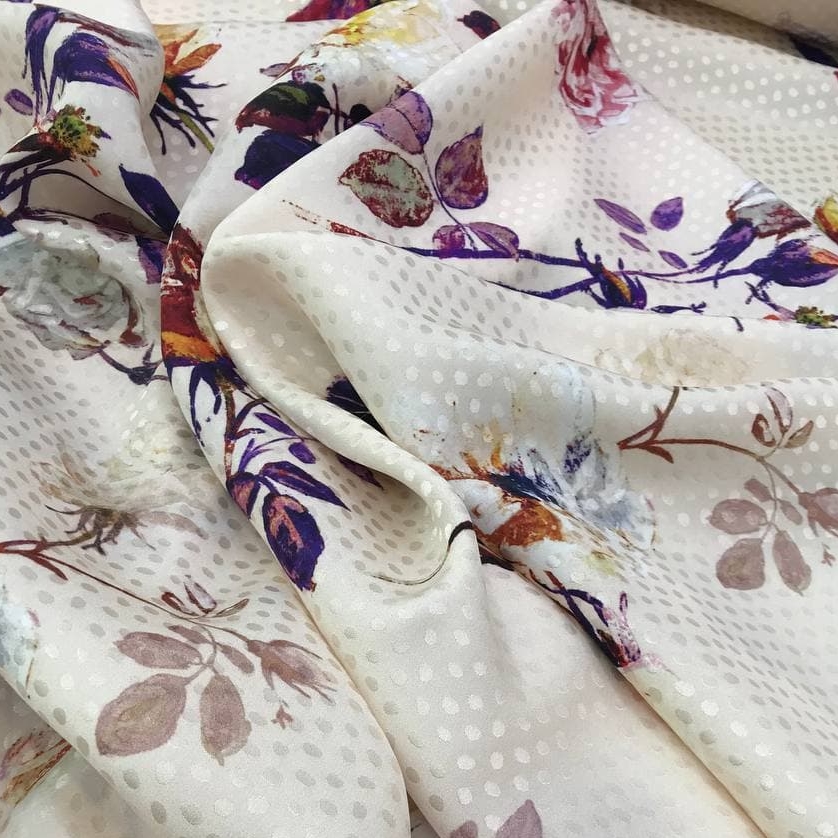 Шелк атласный с жаккардовым плетением Ungar0 фон бежевый с цветочным принтом