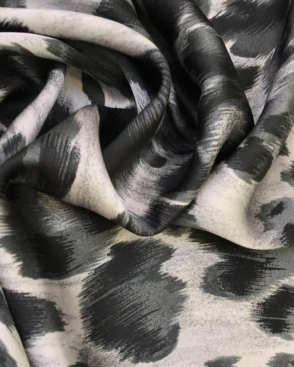 Шелк атласный Stell@ McC@rtney светло-серый с черными пятнами