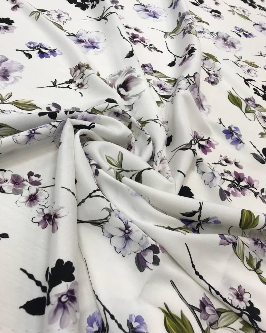 Шелк атласный с эластаном фон белый с цветочным принтом