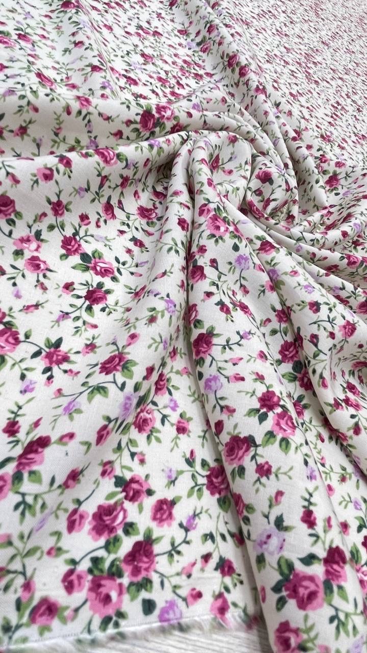 Плательная вискоза молочного цвета с принтом из пурпурно-розовых цветов