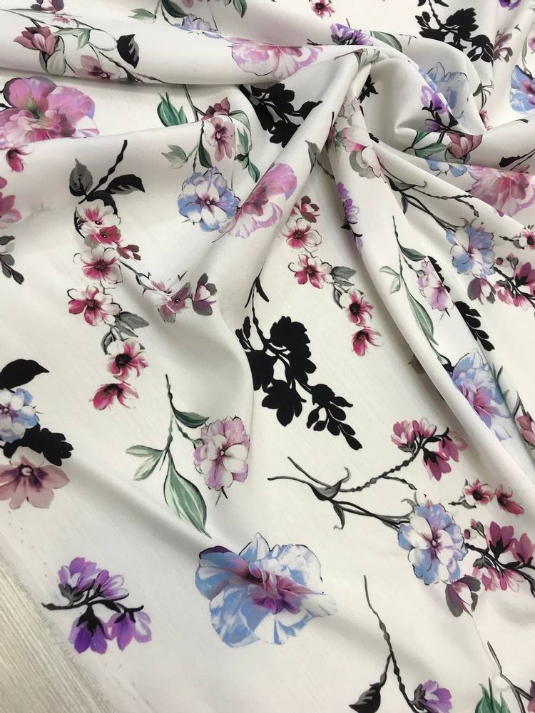 Шелк атласный с эластаном фон белый с цветочным принтом