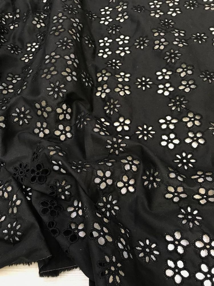 3,2м Эксклюзивное итальянское шитье на тонком батисте угольно-черного цвета