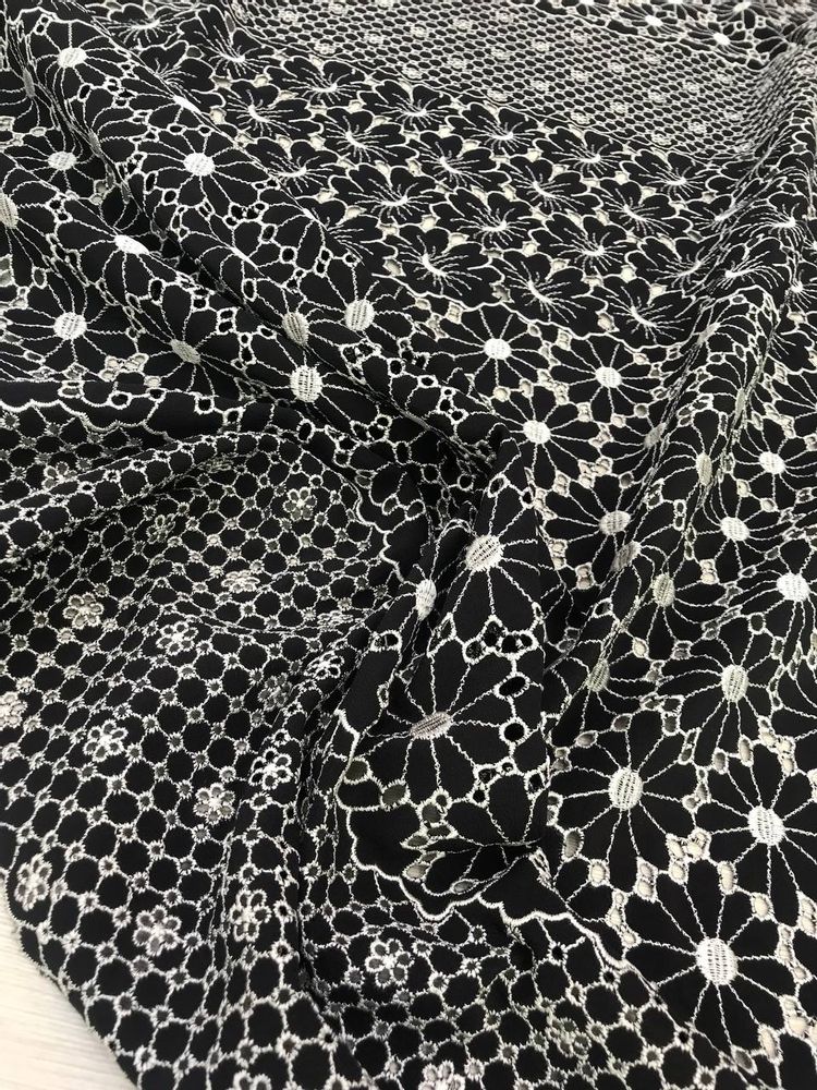 2,33м Шитье на шелковом крепдешине Albert@ Ferretti основа черная с белой цветочной вышивкой