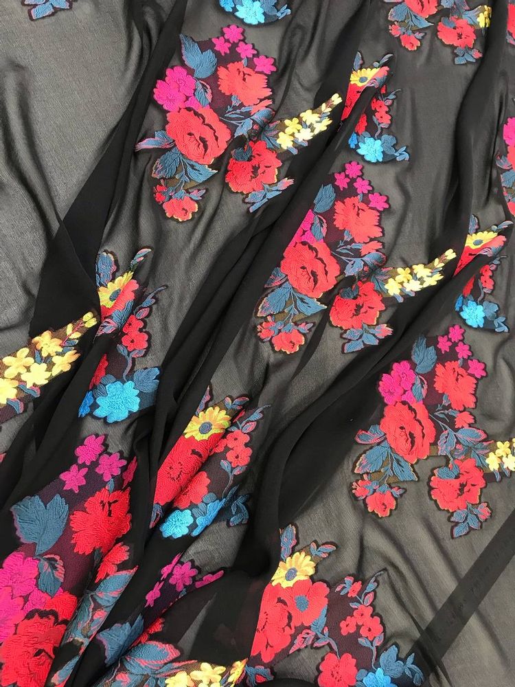 2,63м;1,54м; 1,84м Шифон шелковый филькупе оригинал E.T.R.O фон черный с цветочной вышивкой