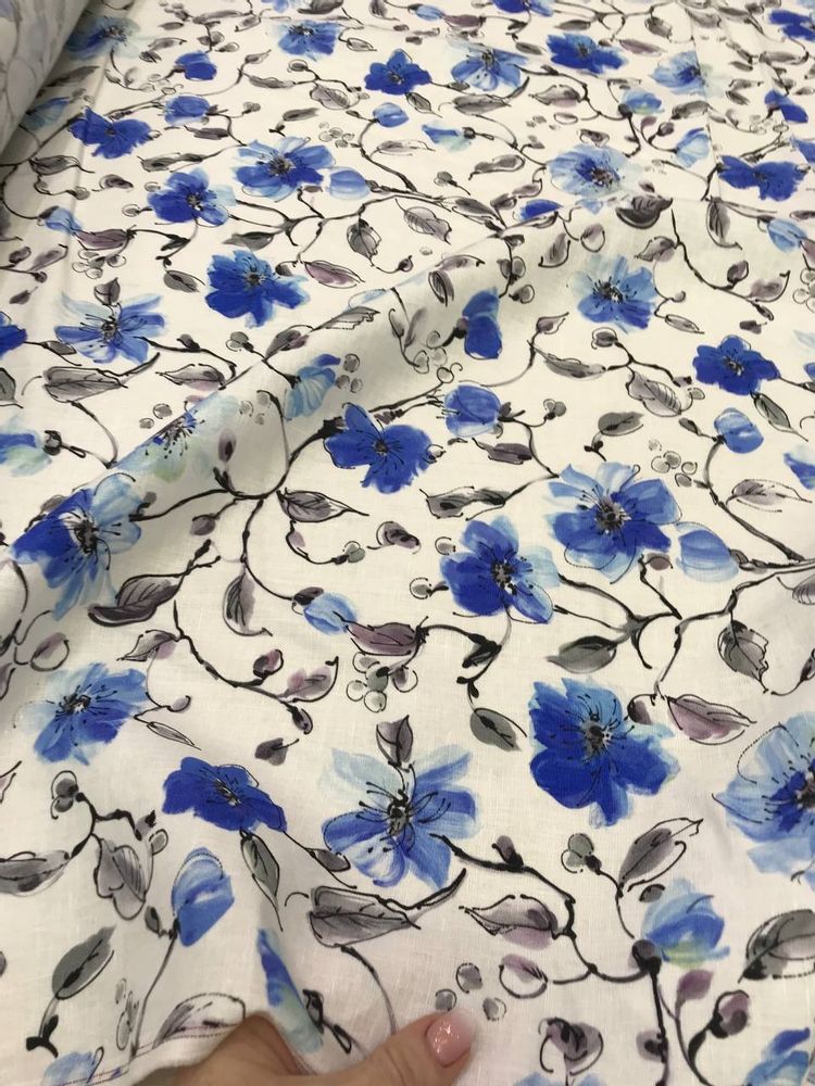 Костюмно-плательный лён фон белоснежный с принтом в васильково серых оттенках