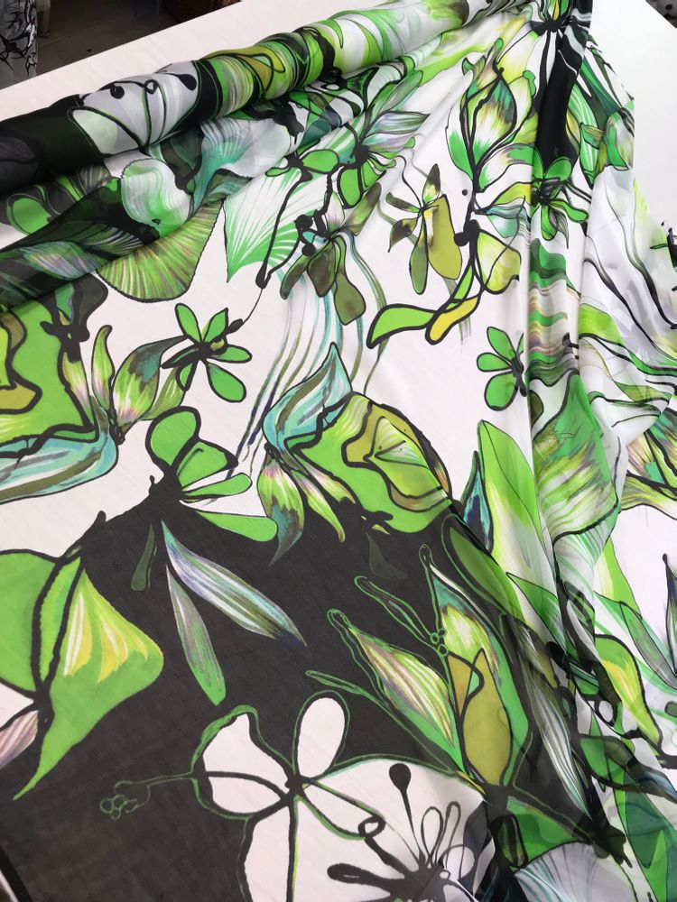 Шёлковый шифон вуаль V@lentino фон белоснежный с принтом в зелёных оттенках