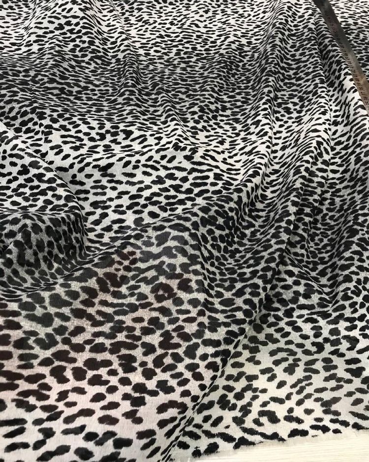 Батист фон серый с леопардовым принтом