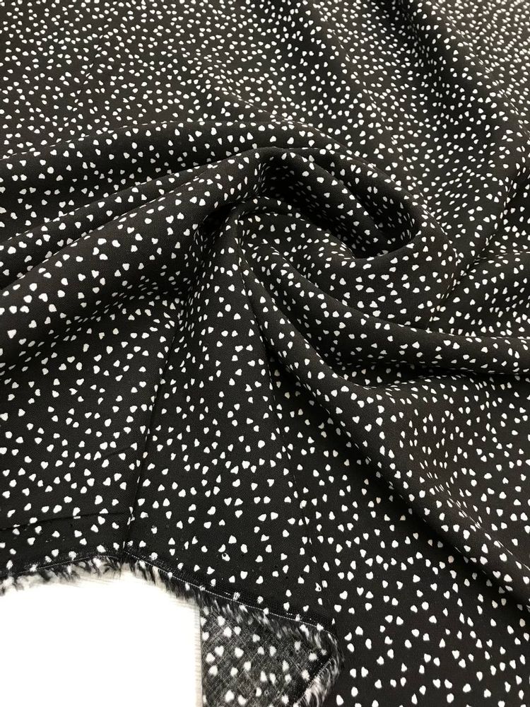 2,6м Плательная вискоза черного цвета с принтом из белых сердечек