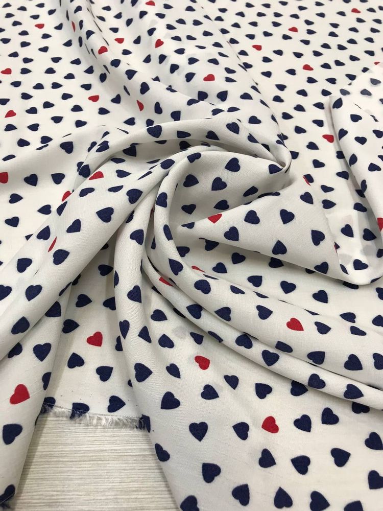 Плательная вискоза белого цвета с принтом синих и красных сердечек
