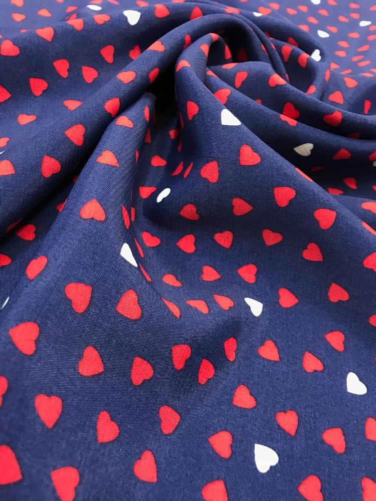 Плательная вискоза синего цвета с принтом белых и красных сердечек