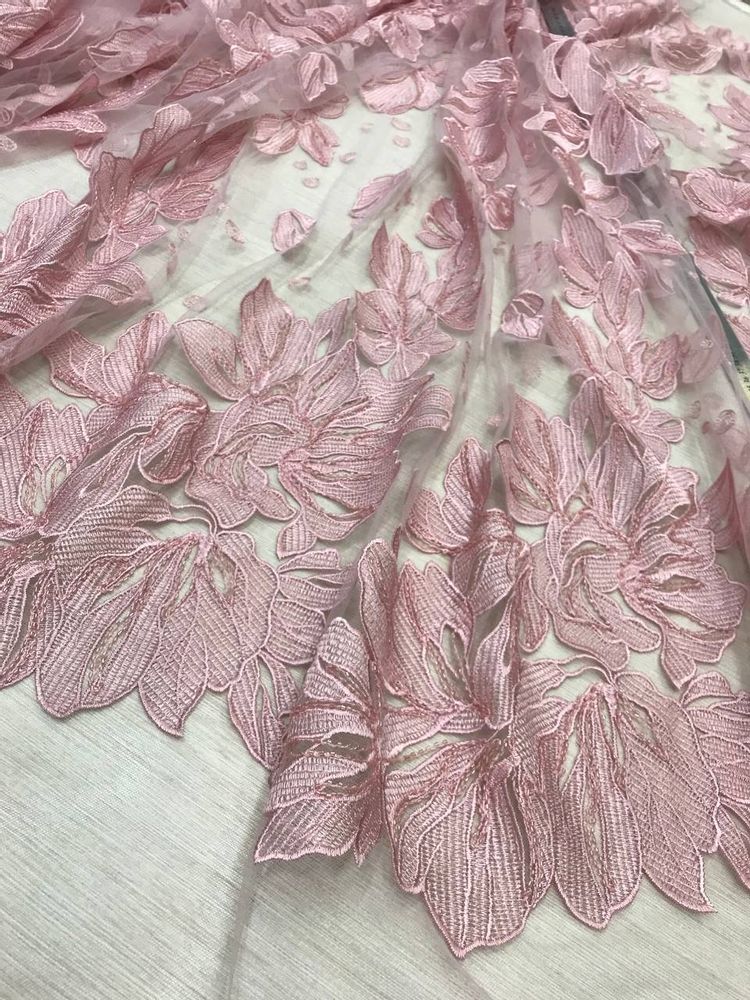2,6м Роскошная хлопковая вышивка пудрового цвета на на сетке с добавлением вискозы