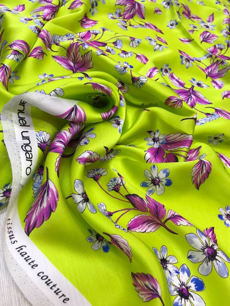 Шелк атласный Ungar0 фон салатовый с цветочным принтом