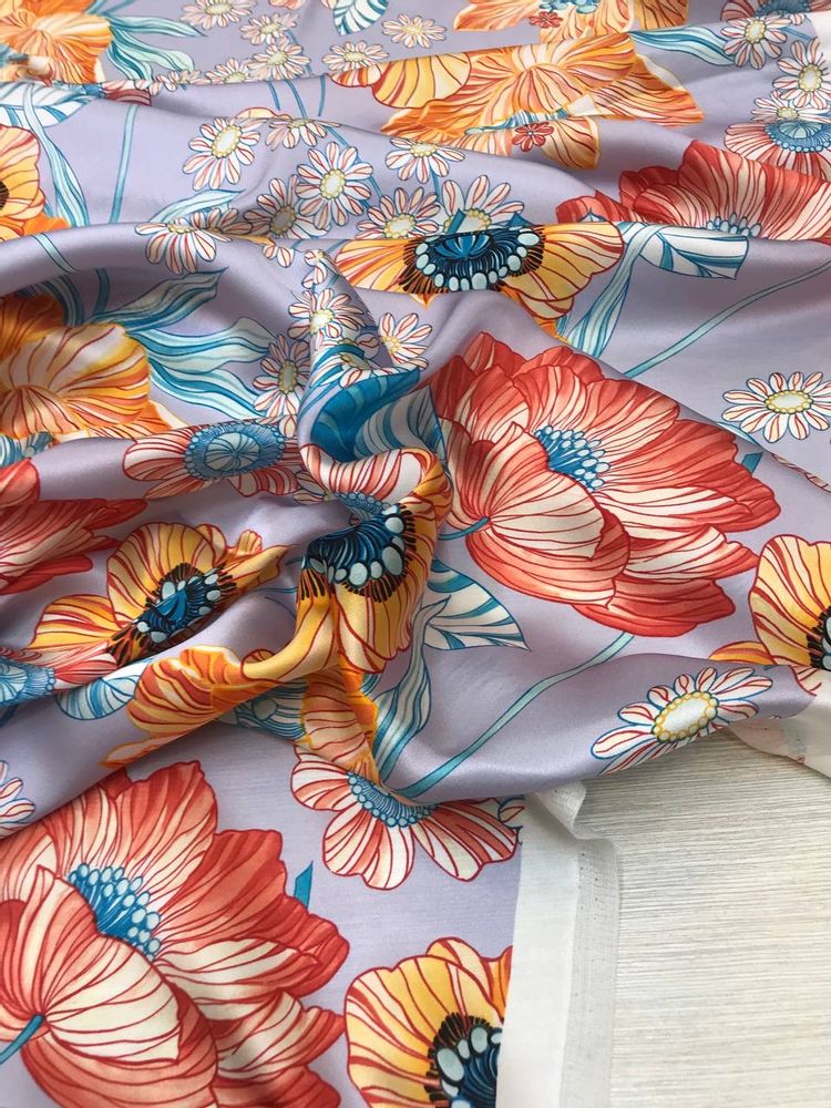 Шелк атласный Ungar0 фон пастельный лавандовый с цветочным принтом