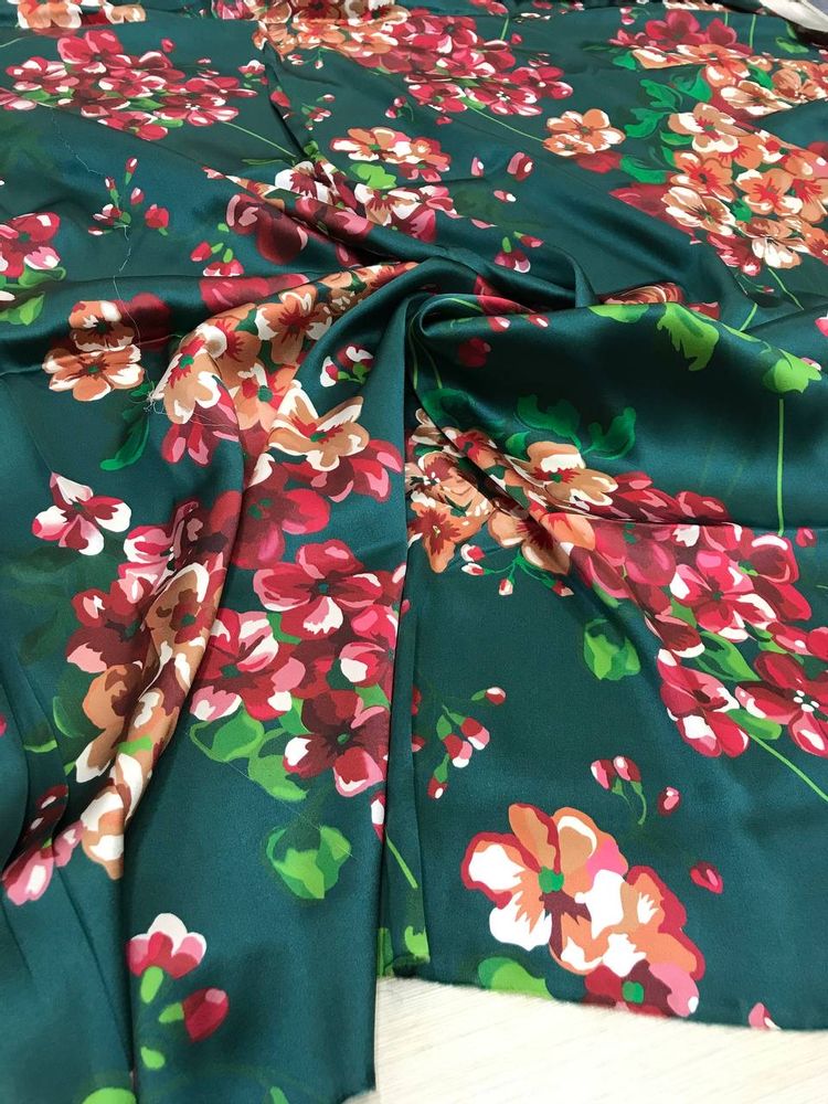 3.35м Шелк атласный с эластаном Gu.cci цветы на бутылочном фоне