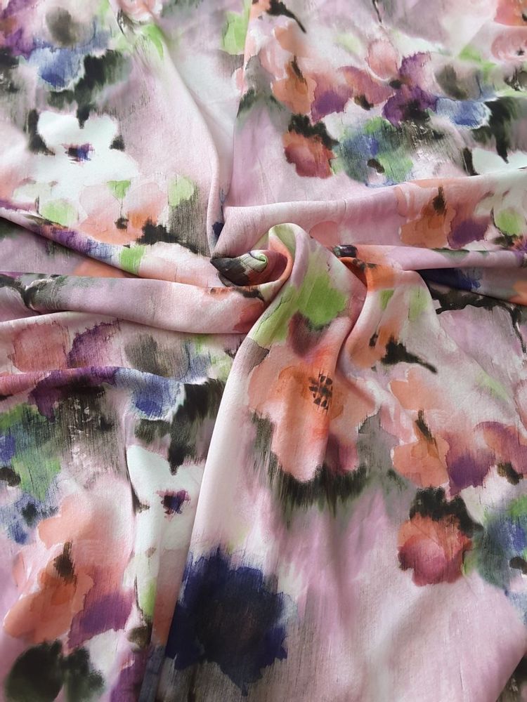 Шелк атласный с эластаном фон пудровый, принт цветочный