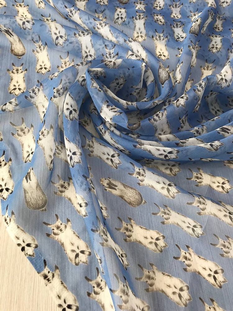 Шёлковый шифон зайцы на голубом фоне