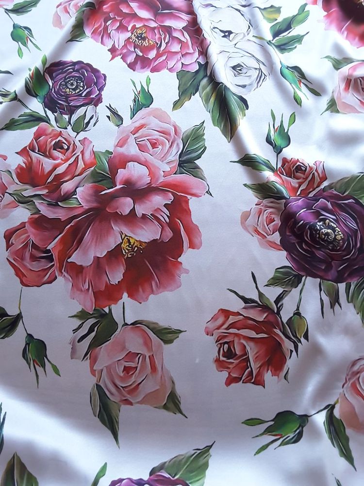 Шелк атласный с эластаном DG фон белый с принтом из роз