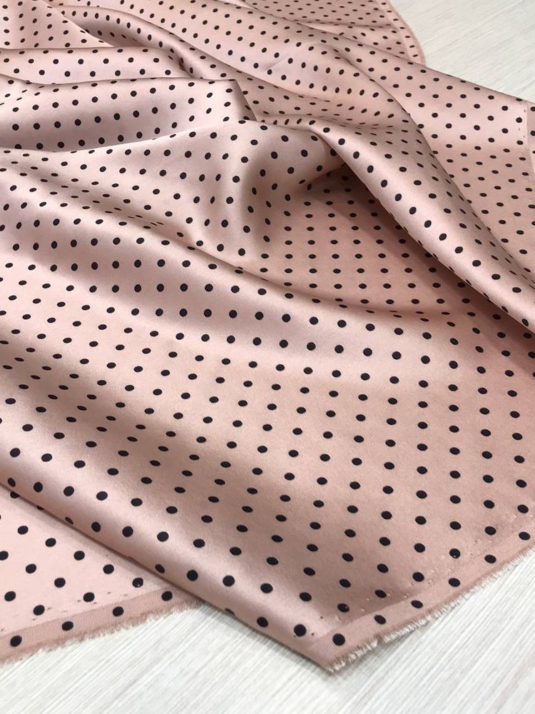 Шёлк атласный фон пудровый/черный горох