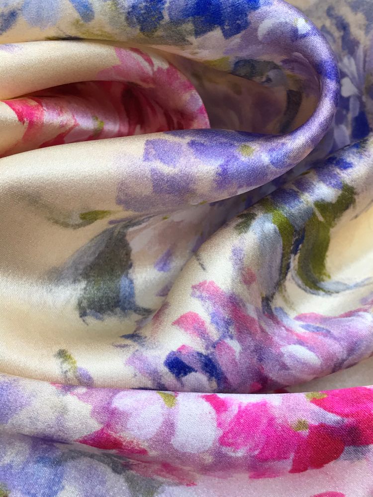 Атласный шелк фон бежевый с цветочным принтом