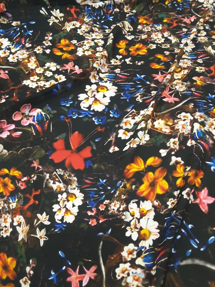 Шелковый крепдешин Elie Sa@b фон черный, принт цветочный