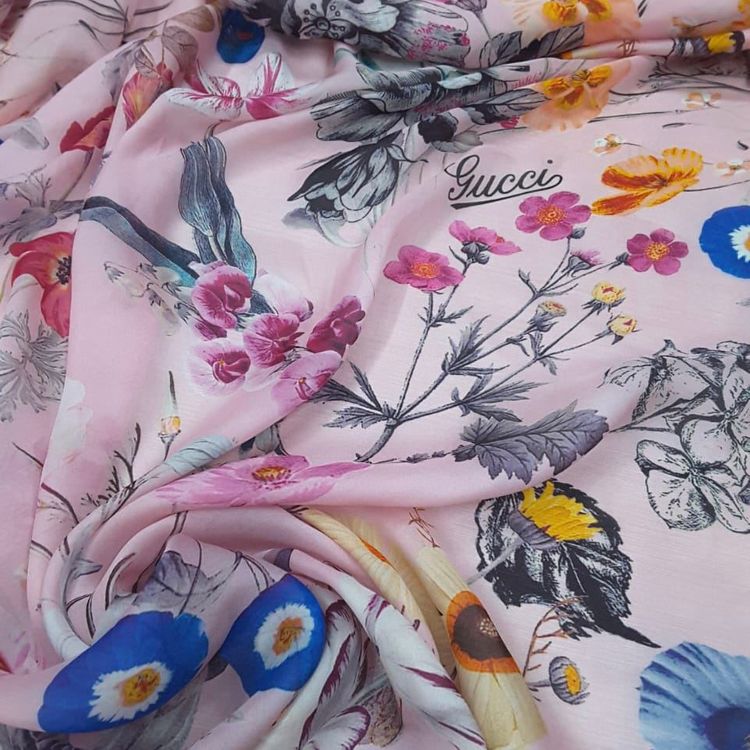 Шелковый шифон подписной G.ucci фон пудровый цветочным принтом