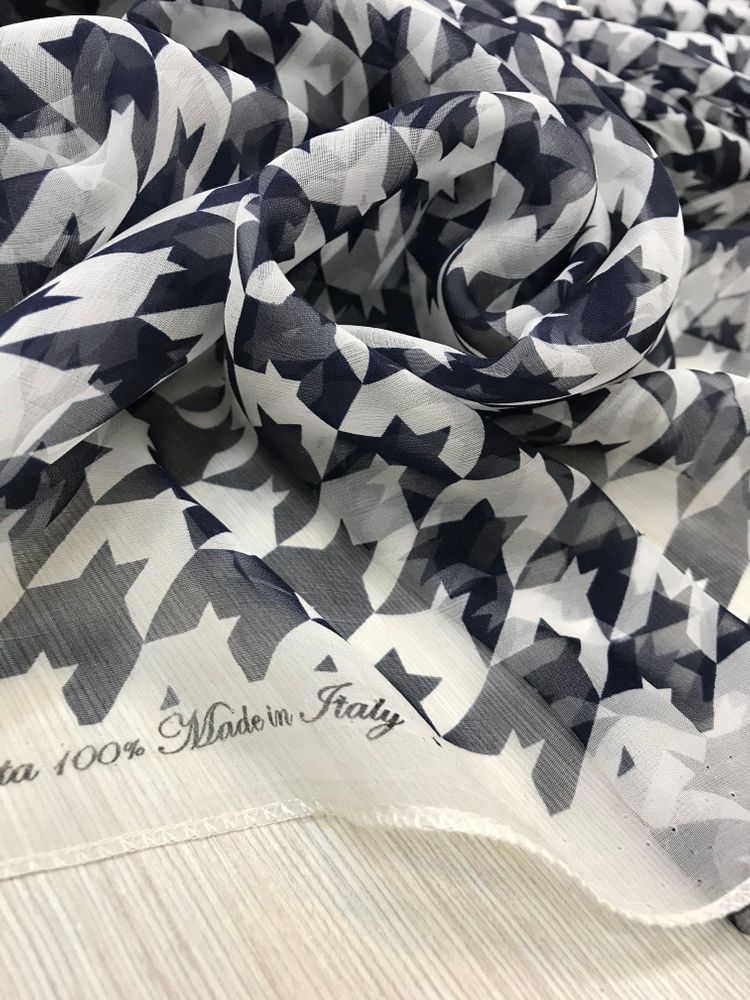 Шелковый шифон фон белый в крупную синюю гусиную лапку