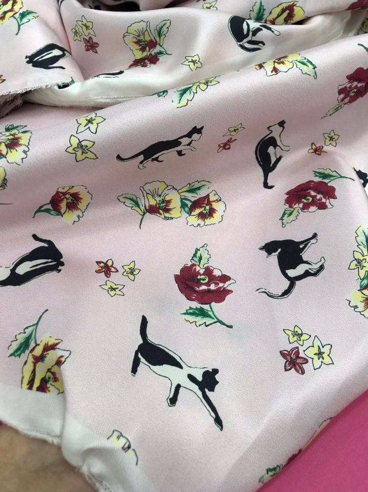 Шелк твилл из коллекции M@x M@ra фон пудровый с цветочным принтом с котами